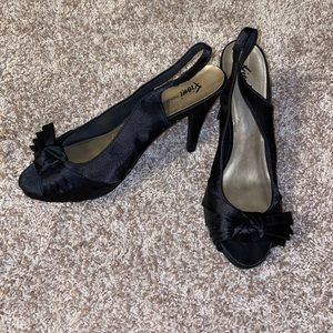 Satin look, peep toe, open toe